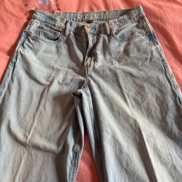 American Eagle- Dreamy Drape Strigid Low-Rise Ultra Wide-Leg Jean Light Aglow 8 - Picture 3 of 10